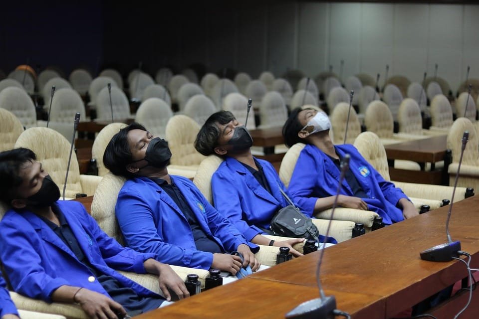 sleeping government 7680058 960 720