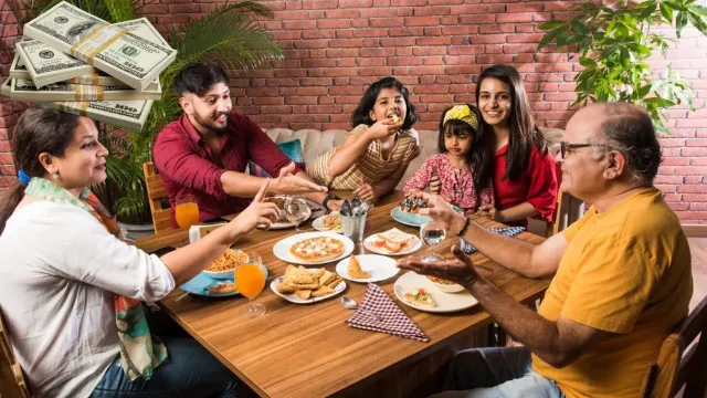 क्या आप सही दिशा में भोजन कर रहे हैं? जानिए वास्तु शास्त्र के अनुसार कौन-सी दिशा देगी आपको अपार धन और यश!