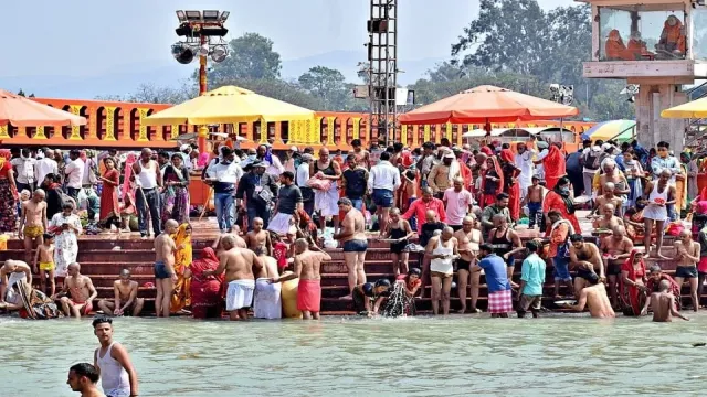 कुंभ मेला, जो धार्मिक आस्था और संस्कृति का प्रतीक है