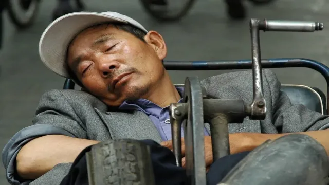 सपनों में बार-बार पानी देखना: क्या छुपा है आपके अंतर्द्वंद्वों में?